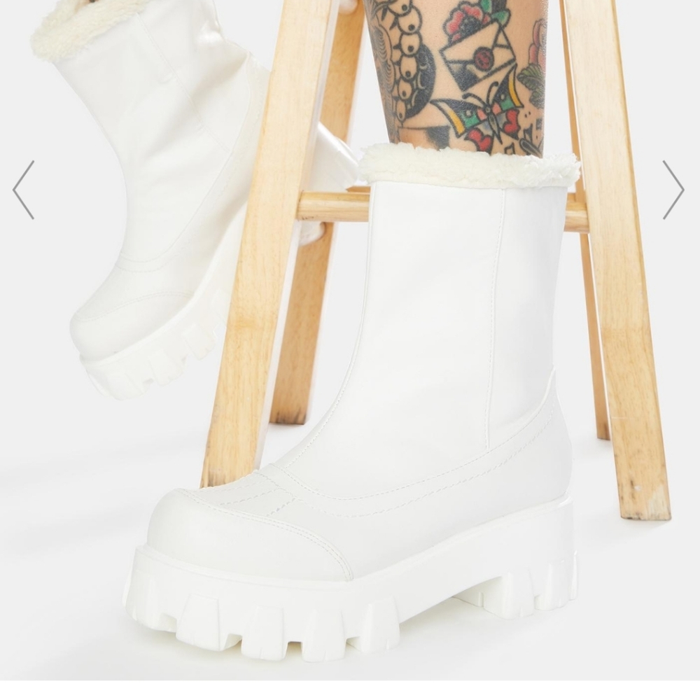NWOT Ivory When It Snows Chunky Boots